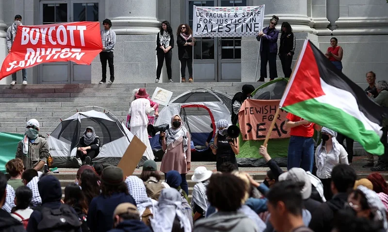 BERKELEY, CALIFORNIA - APRIL 22: Pro-Palestinian protesters set up a tent encampment during a demonstration in front of Sproul Hall on the UC Berkeley campus on April 22, 2024 in Berkeley, California. Hundreds of pro-Palestinian protesters staged a demonstration in front of Sproul Hall on the UC Berkeley campus where they set up a tent encampment in solidarity with protesters at Columbia University who are demanding a permanent cease fire in war between Israel and Gaza. (Photo by Justin Sullivan/Getty Images)