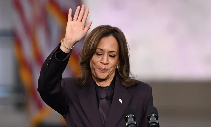 TOPSHOT - US Vice President Democratic presidential candidate Kamala Harris waves at supporters at the end of her concession speech at Howard University in Washington, DC, on November 6, 2024. Donald Trump won a sweeping victory on November 6, 2024 in the US presidential election, defeating Kamala Harris to complete an astonishing political comeback that sent shock waves around the world. (Photo by SAUL LOEB / AFP) (Photo by SAUL LOEB/AFP via Getty Images)