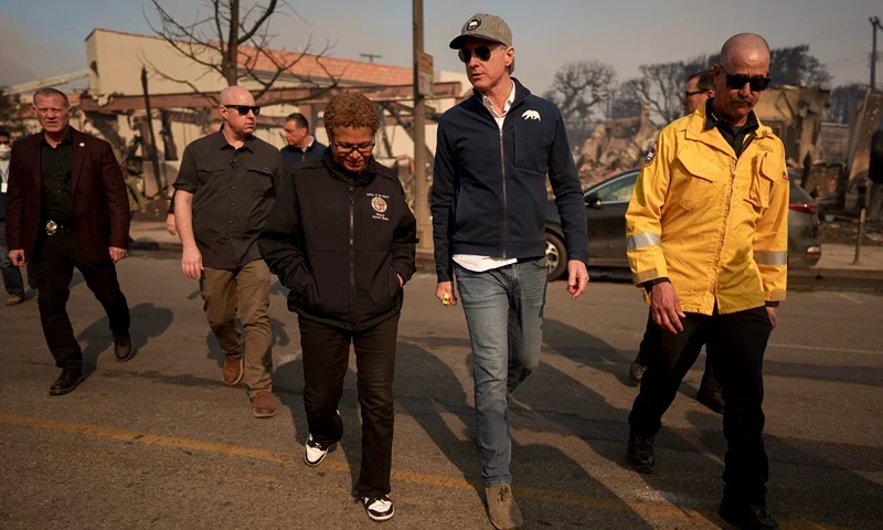 LOS ANGELES, CALIFORNIA - JANUARY 8: California Governor Gavin Newsom and Los Angeles Mayor Karen Bass tour the downtown business district of Pacific Palisades as the Palisades Fire continues to burn on January 8, 2025 in Los Angeles, California. Fueled by intense Santa Ana Winds, the Palisades Fire has grown to over 2,900 acres and 30,000 people have been ordered to evacuate while a second major fire continues to burn near Eaton Canyon in Altadena. (Photo by Eric Thayer/Getty Images)