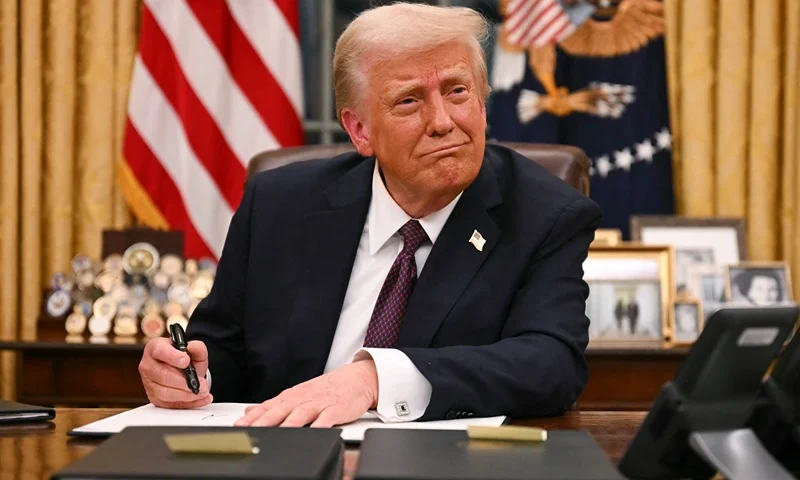 US President Donald Trump signs executive orders in the Oval Office of the White House in Washington, DC, on January 20, 2025. (Photo by Jim WATSON / POOL / AFP) (Photo by JIM WATSON/POOL/AFP via Getty Images)