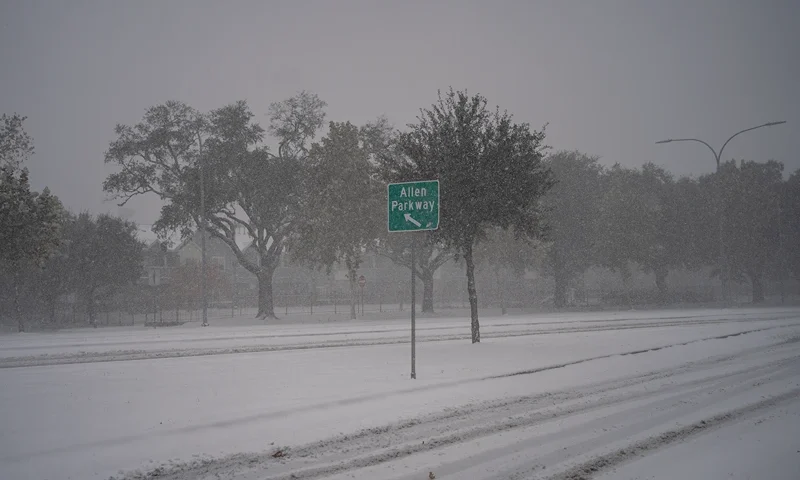 Allen Parkway is covered in snow as winter storm Enzo brings heavy bands of snow and sleet on January 21, 2025 in Houston, Texas. Houston and the surrounding areas are predicted to receive three to six inches of snow, according to The National Weather Service. (Photo by Danielle Villasana/Getty Images)