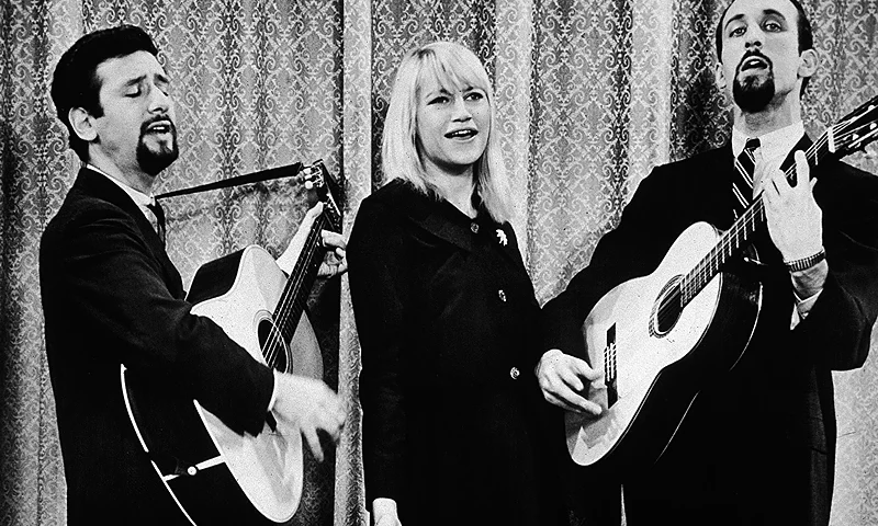 Portrait of the American singing group Peter (Yarrow), Paul (Stookey) and Mary (Travers) on "The Jack Benny Program," circa 1963. (Photo by Hulton Archive/Getty Images)