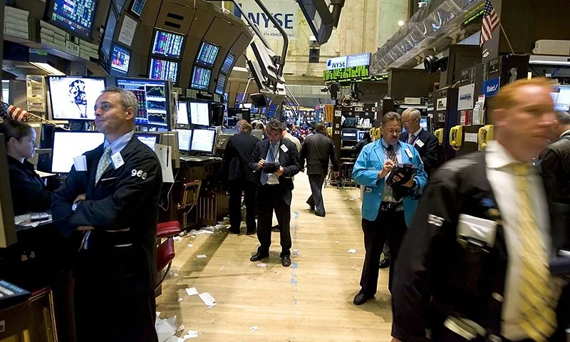 NEW YORK - AUGUST 28: Traders work on the floor of the New York Stock Exchange August 28, 2007 in New York City. The Dow Jones Industrial Average lost 280.23 points closing at 13,041.85 based on an unsure economy and concern about further moves by the Federal Reserve. (Photo by Stephen Chernin/Getty Images)