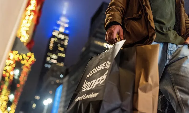 A man carries his shopping bags during the holiday season in New York City, U.S., December 10, 2023. REUTERS/Eduardo Munoz/File Photo