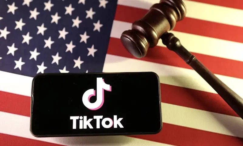 U.S. flag, TikTok logo and gavel are seen in this illustration taken January 8, 2025. REUTERS/Dado Ruvic/Illustration/File Photo Purchase Licensing Rights