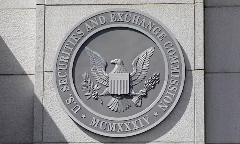 The seal of the U.S. Securities and Exchange Commission (SEC) is seen at their headquarters in Washington, D.C., U.S., May 12, 2021. REUTERS/Andrew Kelly/File Photo