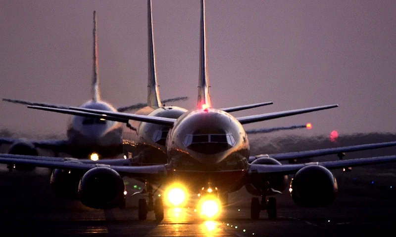 390873 11: Jets taxi after sunset June 21, 2001 at Los Angeles International Airport. The airport had the highest number of near-collisions among the nation''s busiest airports in a recent four-year period, according to the first government study to quantify such risks for the flying public. The FFA report calls 13 of the 33 events recorded at LAX during the study "serious". Seventeen percent of the most serious incursions occurred at the nation''s six busiest airports; LAX, Dallas-Fort Worth, Chicago O''Hare, Atlanta, Phoenix, and Detroit. (Photo by David McNew/Getty Images)