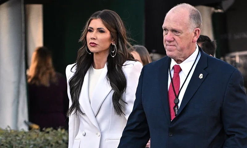 US Secretary of Homeland Security Kristi Noem (L) and White House 'border czar' Tom Homan walk on the grounds of the White House in Washington, DC, on January 29, 2025. (Photo by ROBERTO SCHMIDT / AFP) (Photo by ROBERTO SCHMIDT/AFP via Getty Images)