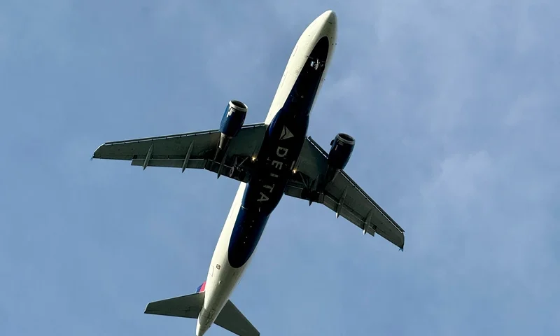 An Delta Airlines plane makes its final approach before landing at Washington Reagan National Airport (DCA), on January 30, 2025. (Photo by Daniel SLIM / AFP) (Photo by DANIEL SLIM/AFP via Getty Images)