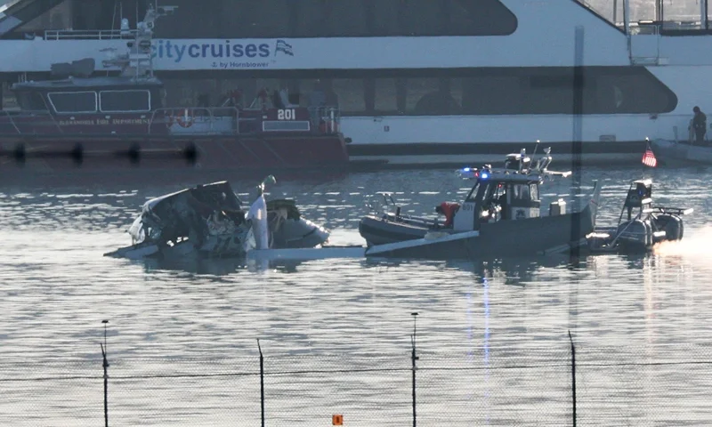 ARLINGTON, VIRGINIA - JANUARY 30: Emergency response units search the crash site of the American Airlines plane on the Potomac River after the plane crashed on approach to Reagan National Airport on January 30, 2025 in Arlington, Virginia. The American Airlines flight from Wichita, Kansas collided in midair with a military helicopter while approaching Ronald Reagan National Airport. According to reports there were no survivors amongst the 67 people on board both aircraft. (Photo by Win McNamee/Getty Images)