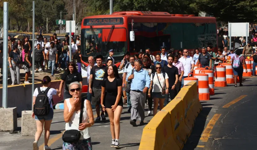 SANTIAGO, CHILE - FEBRUARY 25: People walk to take public transportation after the subway closed operations due to the massive power outage affecting the country on February 25, 2025 in Santiago, Chile. According to the authorities, the blackout is affecting 98.5% of the Chilean territory and it extends to a couple of provinces of western Argentina. Over 19 million people are affected in Chile. (Photo by Marcelo Hernandez/Getty Images)