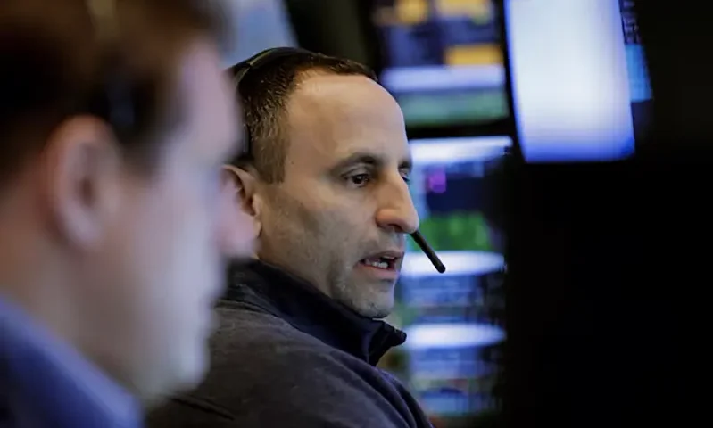 Traders work on the floor at the New York Stock Exchange (NYSE) in New York City, U.S., February 24, 2025. REUTERS/Brendan McDermid/File Photo