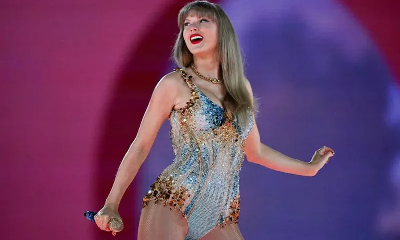 Taylor Swift performs as her record-breaking The Eras Tour comes to an end with the first of her three concerts in Vancouver, British Columbia, Canada December 6, 2024. REUTERS/Jennifer Gauthier NO COMMERCIAL OR BOOK SALES/File Photo