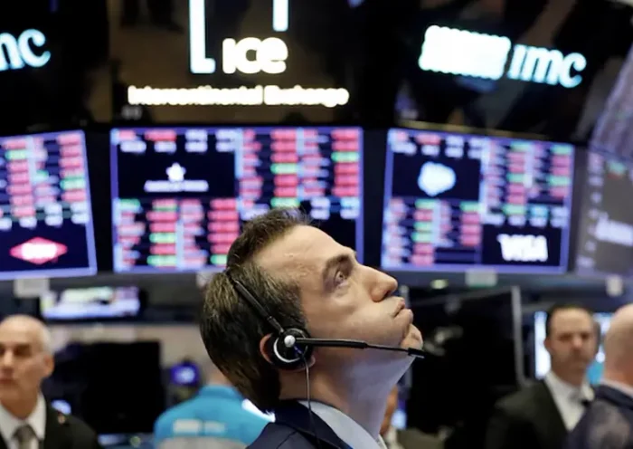 A trader works on the floor of the New York Stock Exchange shortly before the closing bell as the market takes a significant dip in New York, U.S., February 25, 2020. REUTERS/Lucas Jackson/File Photo/File Photo