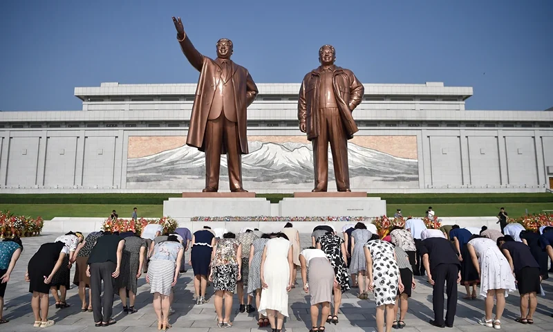 TOPSHOT - People pay their respects before the statues of late North Korean leaders Kim Il Sung and Kim Jong Il at Mansu Hill as North Korea marks its 79th National Liberation Day, commemorating the end of Japanese colonial rule at the end of World War II, in Pyongyang on August 15, 2024. (Photo by KIM Won Jin / AFP) (Photo by KIM WON JIN/AFP via Getty Images)