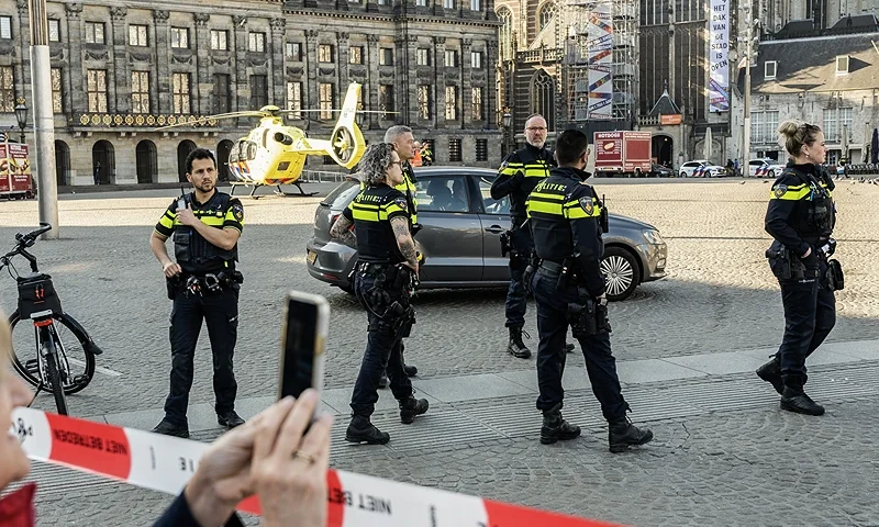 Police cordon the area as emergency services intervene where five person were wounded during a stabbing attack near the central Dam Square in Amsterdam on March 27, 2025. A suspect was placed into custody. "We currently have no information about the cause or motive of the stabbing incident. This is part of our investigation," police said in a statement. There was no immediate information on the condition of those wounded. (Photo by Simon Lenskens / various sources / AFP) / Netherlands OUT (Photo by SIMON LENSKENS/ANP/Inter Visual Studio/AFP via Getty Images)