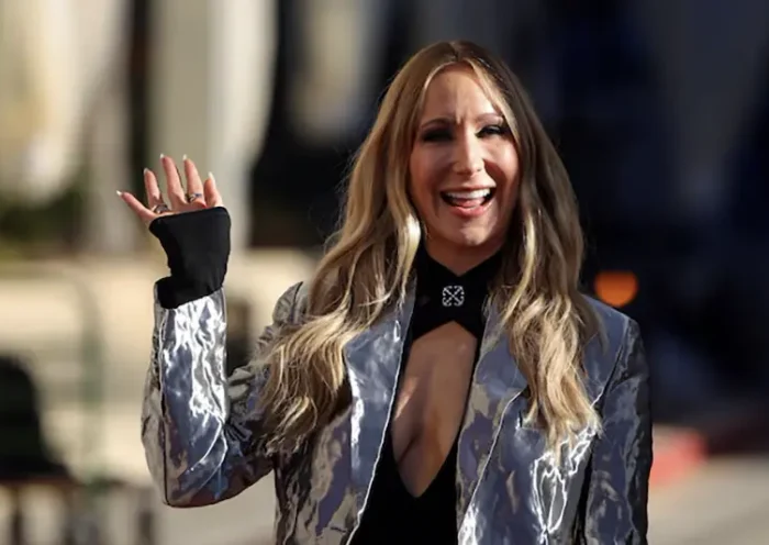 Nikki Glaser poses on the red carpet at the Beverly Hilton to kick off Hollywood's award season, in Beverly Hills, California, U.S., January 2, 2025. REUTERS/Daniel Cole/File Photo