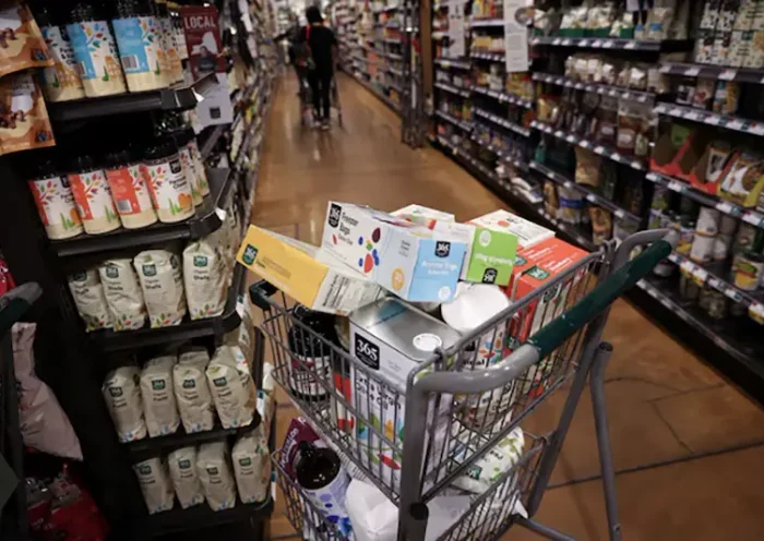 A shopping cart is seen in a supermarket as inflation affected consumer prices in Manhattan, New York City, U.S., June 10, 2022. REUTERS/Andrew Kelly/File Photo