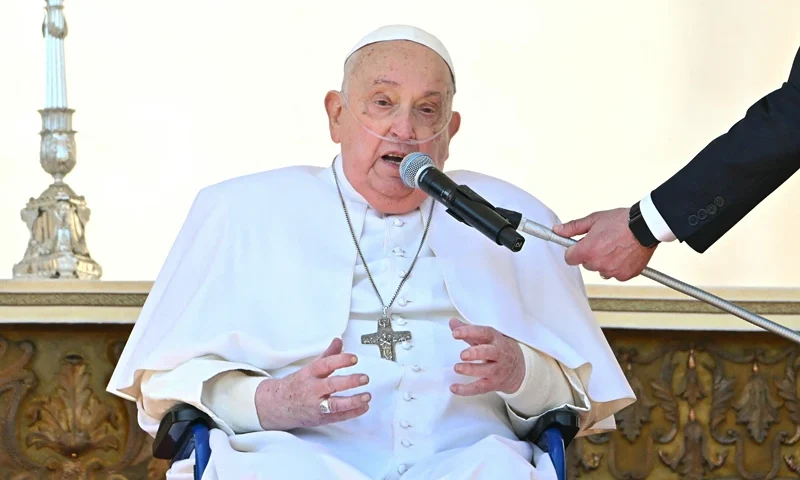 Pope Francis, seen wearing an oxygen breathing apparatus, delivers remarks during a surprise appearance at the end of a mass for the sick and healthcare workers on St. Peter's square in The Vatican, on April 6, 2025. (Photo by Alberto PIZZOLI / AFP) (Photo by ALBERTO PIZZOLI/AFP via Getty Images)