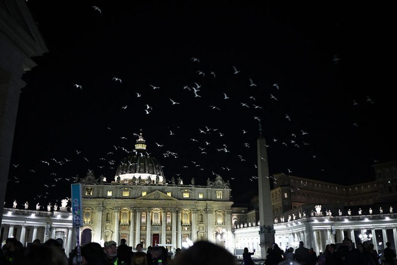 Mourners Condemn ‘Selfie-Takers’ At Pope Francis’ Open Casket Viewing