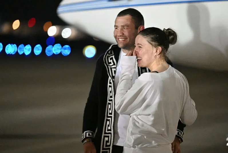 US-Russian ballet dancer Ksenia Karelina and her boyfriend South African boxer Chris van Heerden embrace as she arrives at Joint Base Andrews in Maryland, following her release from Russia on April 10, 2025. The United States on April 10, exchanged a sanctions-busting suspect for a ballet dancer held by Russia, the second swap under President Donald Trump as Moscow and Washington push to rebuild ties.