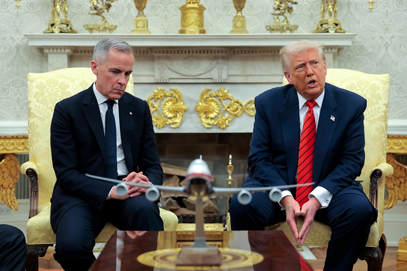 WASHINGTON, DC - MAY 06: U.S. President Donald Trump (R) meets with Canadian Prime Minister Mark Carney in the Oval Office at the White House on May 6, 2025 in Washington, DC. Carney, who was elected into office last week, is expected to meet with President Trump to discuss trade and the recent tariffs imposed on Canada. (Photo by Anna Moneymaker/Getty Images)
