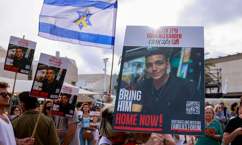 Israelis react after the release of Edan Alexander, an Israeli-US captive in the Gaza Strip since October 2023, at Hostages Square in Tel Aviv on May 12, 2025. Palestinian militant group Hamas announced on May 11, 2025 it would release Alexander as part of talks with the United States towards a ceasefire. (Photo by Menahem Kahana / AFP) (Photo by MENAHEM KAHANA/AFP via Getty Images)