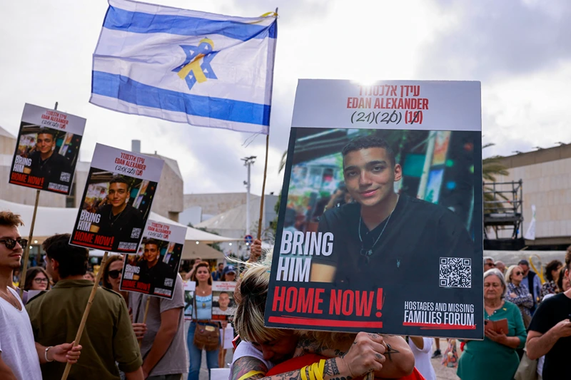 Israelis react after the release of Edan Alexander, an Israeli-US captive in the Gaza Strip since October 2023, at Hostages Square in Tel Aviv on May 12, 2025. Palestinian militant group Hamas announced on May 11, 2025 it would release Alexander as part of talks with the United States towards a ceasefire. (Photo by Menahem Kahana / AFP) (Photo by MENAHEM KAHANA/AFP via Getty Images)