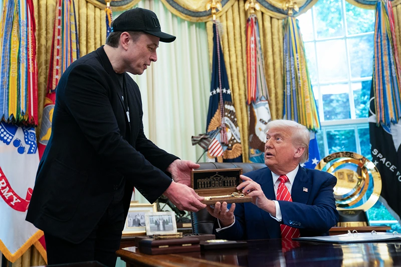 US President Donald Trump presents a "key to the White House" to Elon Musk during a news conference in the Oval Office of the White House in Washington, DC, on May 30, 2025. Musk, who stormed into US politics as President Trump's chainsaw-brandishing sidekick, announced on May 28 that he is leaving his role in US government, intended to reduce federal spending, shortly after his first major break with the President over Trump's signature spending bill. (Photo by Allison ROBBERT / AFP) (Photo by ALLISON ROBBERT/AFP via Getty Images)