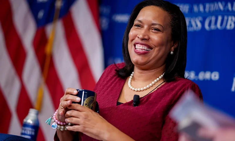 La alcaldesa de Washington, D.C., Muriel Bowser, habla en el Club Nacional de Prensa el 21 de febrero de 2025 en Washington, D.C. (Photo by Andrew Harnik/Getty Images)