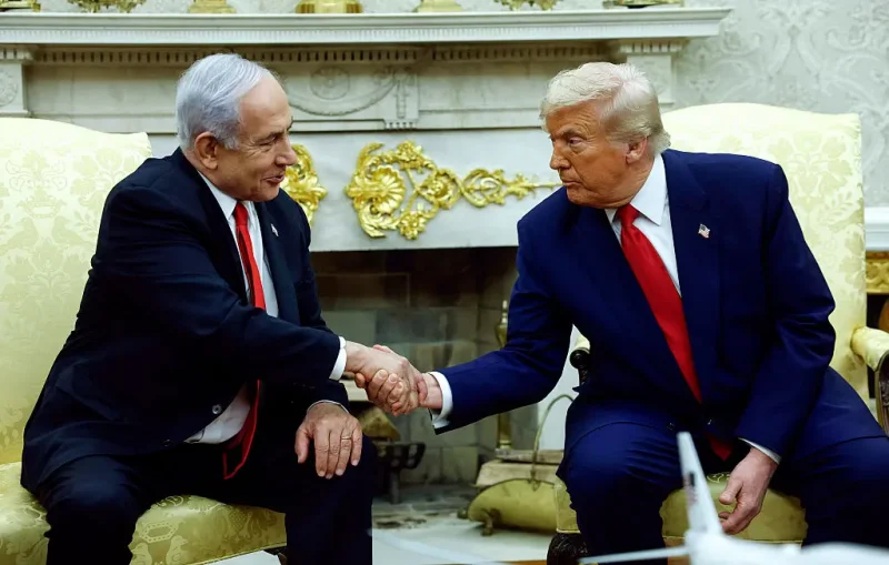 WASHINGTON, DC - APRIL 07: U.S. President Donald Trump (R) shakes hands with Israeli Prime Minister Benjamin Netanyahu during a meeting in the Oval Office of the White House on April 7, 2025 in Washington, DC. President Trump is meeting with Netanyahu to discuss ongoing efforts to release Israeli hostages from Gaza and newly imposed U.S. tariffs. (Photo by Kevin Dietsch/Getty Images)