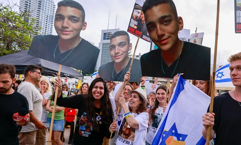 Israelis react after the release of Edan Alexander, an Israeli-US captive in the Gaza Strip since October 2023, at Hostages Square in Tel Aviv on May 12, 2025. Palestinian militant group Hamas announced on May 11, 2025 it would release Alexander as part of talks with the United States towards a ceasefire. (Photo by Menahem Kahana / AFP) (Photo by MENAHEM KAHANA/AFP via Getty Images)