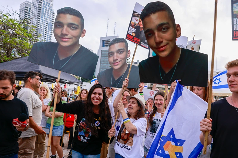 Israelis react after the release of Edan Alexander, an Israeli-US captive in the Gaza Strip since October 2023, at Hostages Square in Tel Aviv on May 12, 2025. Palestinian militant group Hamas announced on May 11, 2025 it would release Alexander as part of talks with the United States towards a ceasefire. (Photo by Menahem Kahana / AFP) (Photo by MENAHEM KAHANA/AFP via Getty Images)