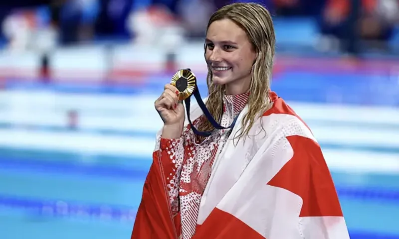 Gold medallist Summer McIntosh of Canada celebrates as shes poses with her medal after winning the women's 200m individual medley REUTERS/Ueslei Marcelino/File Photo
