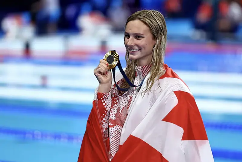Gold medallist Summer McIntosh of Canada celebrates as shes poses with her medal after winning the women's 200m individual medley REUTERS/Ueslei Marcelino/File Photo