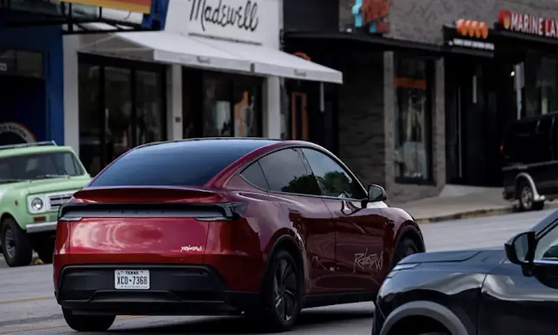 A Tesla robotaxi with no backseat passengers drives on the street along South Congress Avenue in Austin, Texas, U.S., June 22, 2025. REUTERS/Joel Angel Juarez
