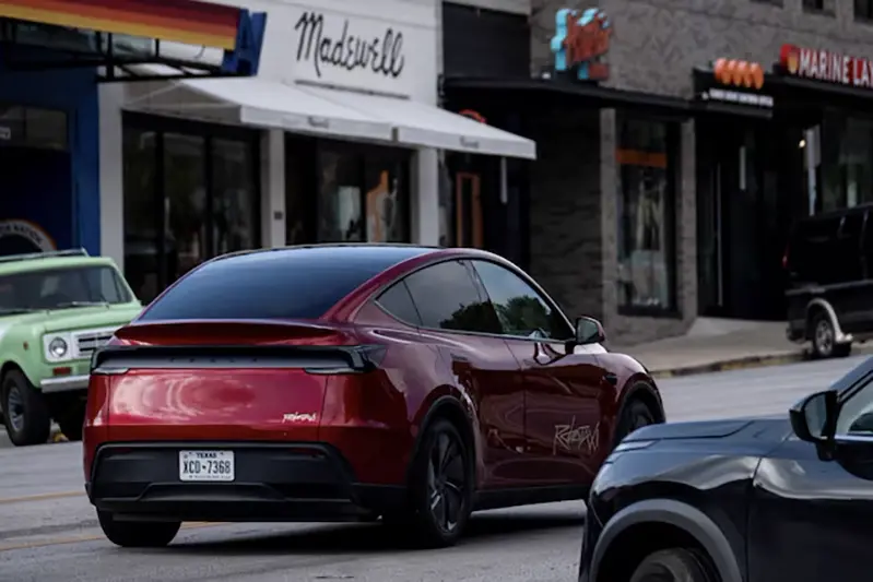 A Tesla robotaxi with no backseat passengers drives on the street along South Congress Avenue in Austin, Texas, U.S., June 22, 2025. REUTERS/Joel Angel Juarez