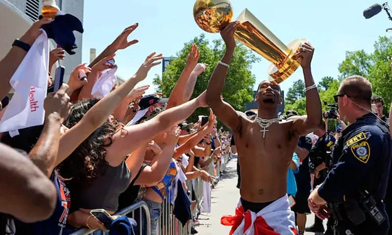 Oklahoma City Thunder guard Shai Gilgeous-Alexander carries the Larry O'Brien trophy as he celebrates with fans as the Oklahoma City Thunder celebrate their first NBA Finals title win with a champions parade throughout downtown Oklahoma City on Tuesday, June 24, 2025. Mandatory Credit: Bryan Terry/USA TODAY NETWORK via Imagn Images/File Photo