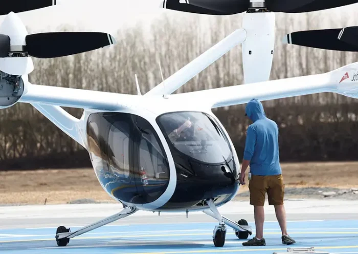 A technician gestures to a pilot flying an experimental Joby Dubai Aerial Taxi aircraft in Dubai, United Arab Emirates, June 30, 2025. REUTERS/Amr Alfiky