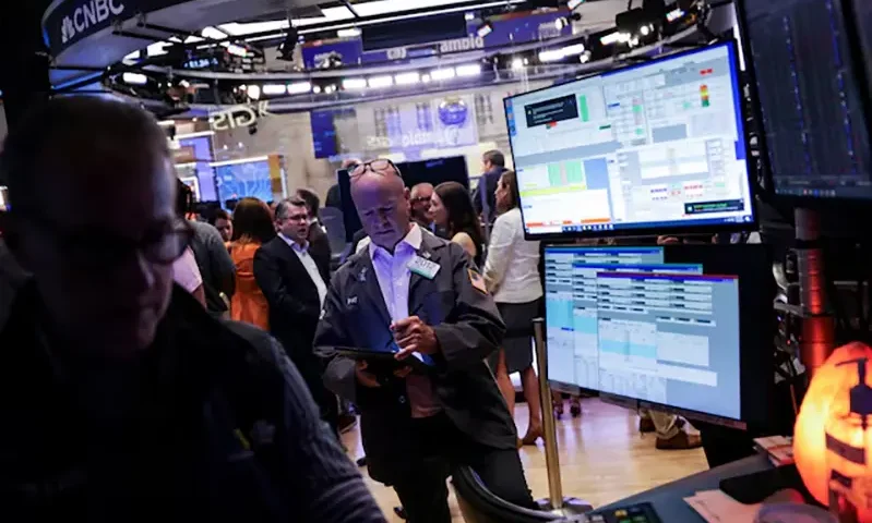 Traders work on the floor at the New York Stock Exchange (NYSE) in New York City, U.S., July 30, 2025. REUTERS/Jeenah Moon