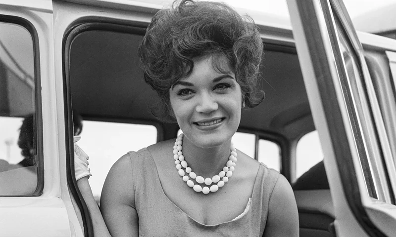 Singer Connie Francis, London Airport, August 1st 1962. (Photo by George Stroud/Daily Express/Hulton Archive/Getty Images)
