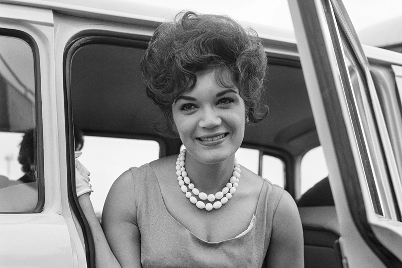 Singer Connie Francis, London Airport, August 1st 1962. (Photo by George Stroud/Daily Express/Hulton Archive/Getty Images)