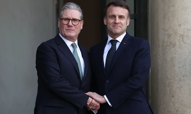 PARIS, FRANCE - FEBRUARY 17: French President Emmanuel Macron welcomes British Prime Minister Keir Starmer (L) during a meeting on the situation in Ukraine and security issues in Europe at the Elysée Palace on February 17, 2025 in Paris, France. As the USA and Russia convene talks in Saudi Arabia hoping to bring to an end the Russia/Ukraine war, President Macron invites European leaders to a summit to discuss security spending and the part they can play in the future of Ukraine. The UK Prime Minister has said he is prepared to commit troops on the ground in Ukraine as part of a peacekeeping force, as has the CDU party defence spokesperson in Germany. (Photo by Tom Nicholson/Getty Images)