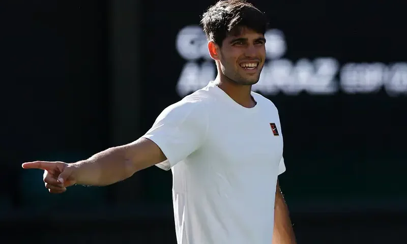 Spain's Carlos Alcaraz celebrates winning his first round match against Italy's Fabio Fognini REUTERS/Stephanie Lecocq