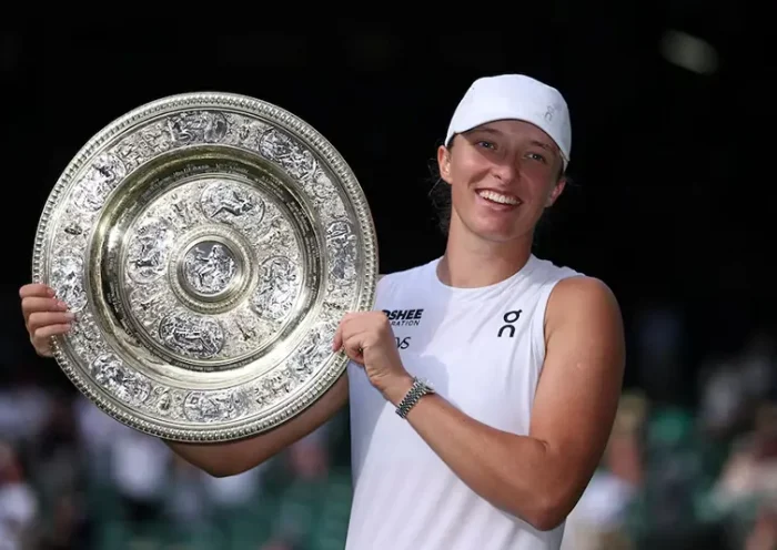 Poland's Iga Swiatek celebrates with the trophy after winning the women's singles final at Wimbledon against Amanda Anisimova of the U.S. REUTERS/Toby Melville