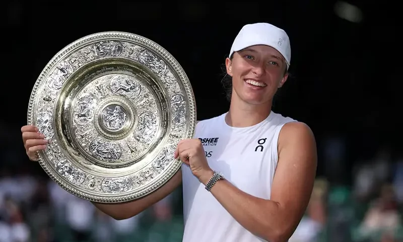 Poland's Iga Swiatek celebrates with the trophy after winning the women's singles final at Wimbledon against Amanda Anisimova of the U.S. REUTERS/Toby Melville