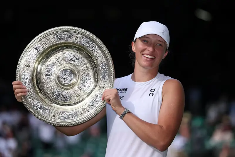 Poland's Iga Swiatek celebrates with the trophy after winning the women's singles final at Wimbledon against Amanda Anisimova of the U.S. REUTERS/Toby Melville