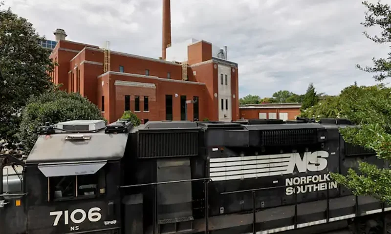 A Norfolk Southern train rests near the University of North Carolina's energy generation plant, after delivering coal to the facility, in Chapel Hill, North Carolina, U.S. August 11, 2022. REUTERS/Jonathan Drake/File Photo