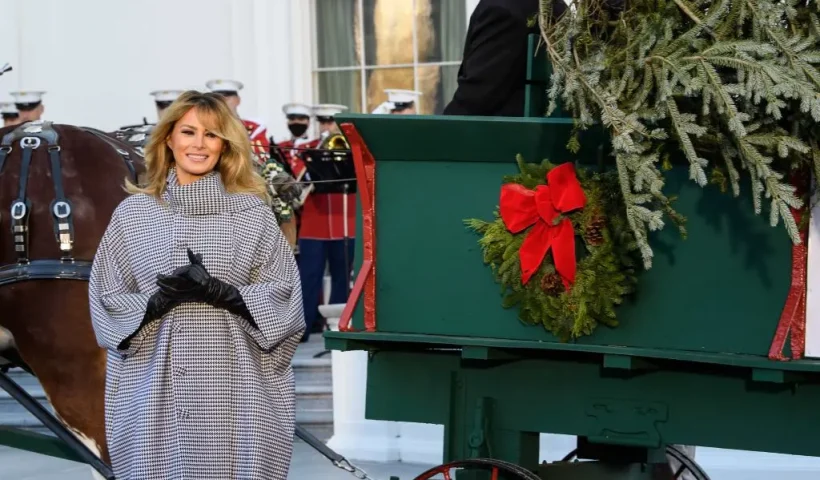 US First Lady Melania Trump receives the White House Christmas Tree at the White House in Washington, DC, on November 23, 2020. (Photo by NICHOLAS KAMM / AFP) (Photo by NICHOLAS KAMM/AFP via Getty Images)