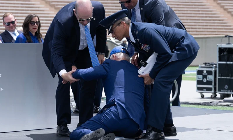 TOPSHOT - US President Joe Biden is helped up after falling during the graduation ceremony at the United States Air Force Academy, just north of Colorado Springs in El Paso County, Colorado, on June 1, 2023. (Photo by Brendan Smialowski / AFP) (Photo by BRENDAN SMIALOWSKI/AFP via Getty Images)